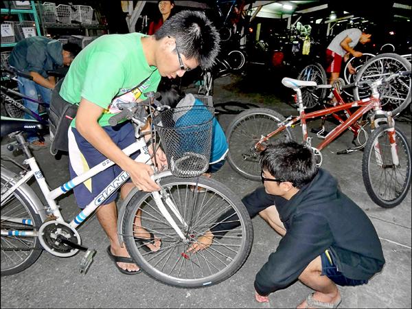 「單車合做社」教東華大學的學生單車維修技術，鼓勵大家動手修自己的單車。（東華大學單車合做社提供）