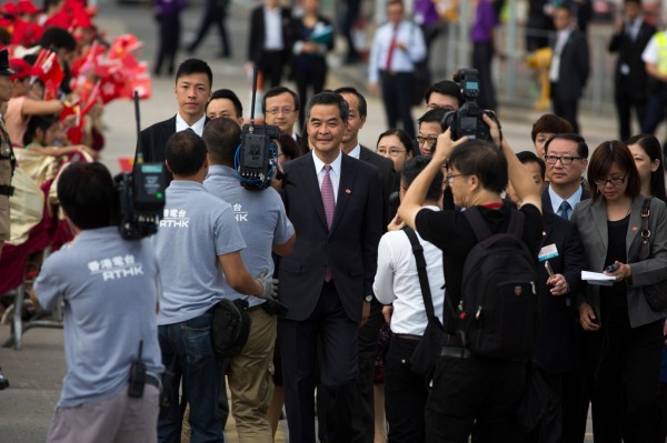 香港特首梁振英表示，發展經濟是為了改善民生，單靠民主制度和民主程序，不能解決經濟和民生問題。（彭博社）