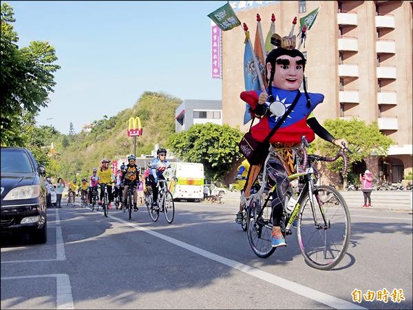 台東鐵人三太子由踩著風火輪的李哪吒領騎，帶著台東市光明國小等校的學生及家長展開十天的單車環島行。（記者王秀亭攝）