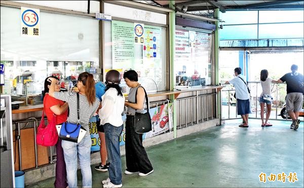 機車考照新制上路第一天，板橋監理站報考人數銳減。（記者陳韋宗攝）