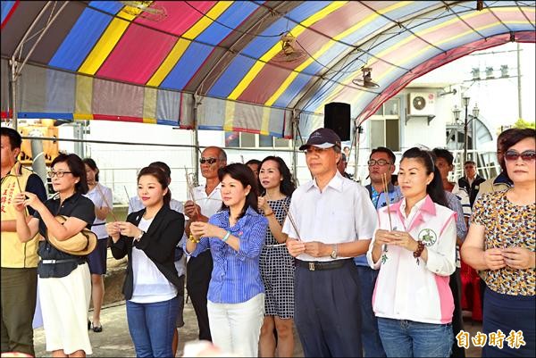 土庫湳仔第二抽水站動土，同是對手的前縣長蘇治芬（左一）、立委張嘉郡（左二）難得同台又比鄰。（記者廖淑玲攝）