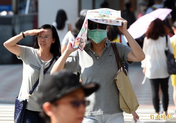 全台炎熱，明天（3日）白天高溫仍然高，提醒民眾注意防曬。（資料照，記者廖振輝攝）