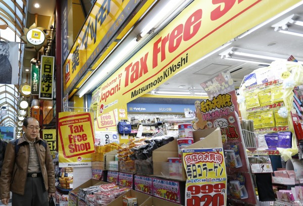 日媒指出，因為中國遊客掃貨，日本知名製藥商「小林製藥」今年4到6月銷售額較去年同期暴增5倍以上。圖為資料照。（彭博社）