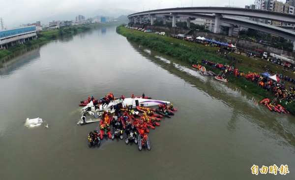 復興航空墜河意外空拍圖。（資料照，記者羅沛德攝）