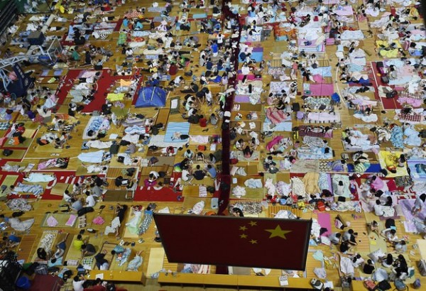 華中師範大學學生宿舍沒有冷氣，有1000多名學生擠在有空調的體育館過夜。（圖取自buzzfeed）