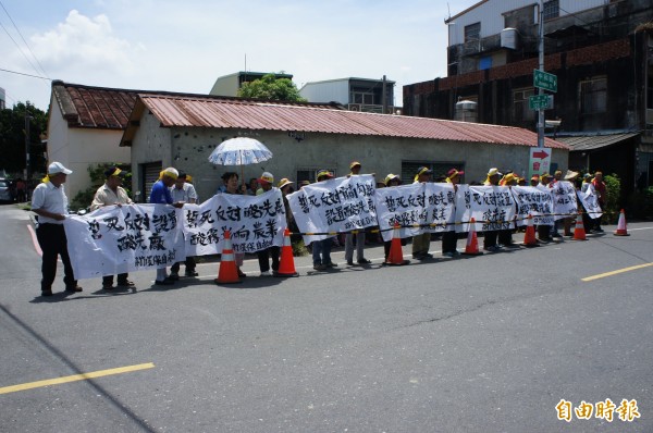 50多名不滿震南鐵線設廠案的民眾，集結路竹區建國公園啟用典禮會場，準備向市長陳菊拉白布條抗議。（記者蘇福男攝）