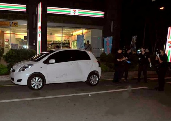 警方警方調閱監視器過濾現場16輛車，透過車牌號碼陸續通知14名在場人士說明，另追緝在逃的李男到案。（記者李容萍翻攝）