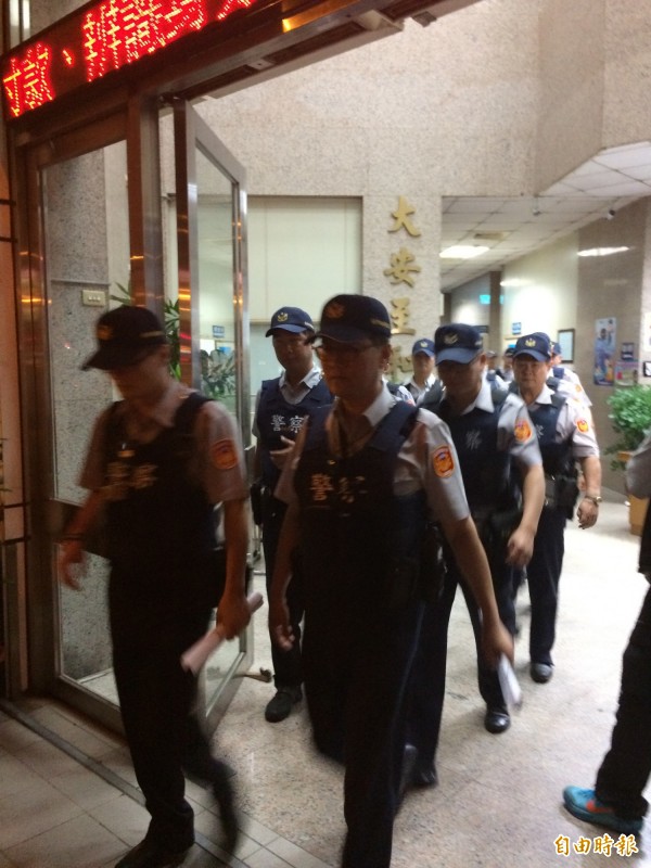 台北市警大安分局集結警力展開防飆路檢勤務（記者邱俊福攝）