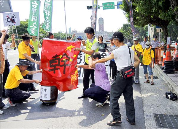 為抗議中國新版國安法強加「台灣同胞」維護國家主權、統一和領土完整的義務，台灣國辦公室創辦人王獻極、台聯立委周倪安等人昨在凱道焚燒中國五星旗，要求「台灣前途，中國閉嘴」。（中央社）