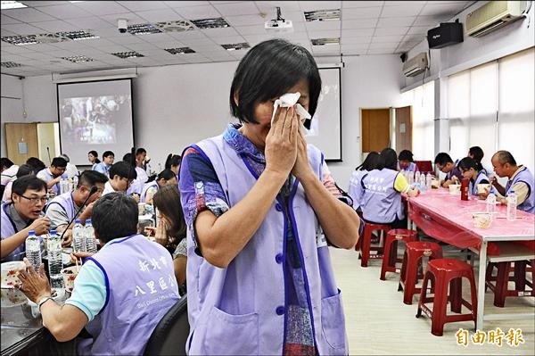 八仙塵爆意外發生第一時間，八里區公所員工和當地里長及熱心民眾一百多人投入救援工作，第一次目睹驚悚的災難現場，多數人的心情至今仍無法平復，有員工自責當天沒有救出很多人，掩面痛哭。（記者郭顏慧攝）