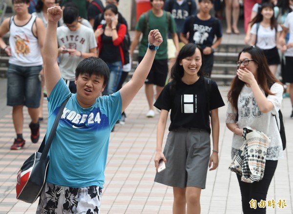 今年指考招生名額已不到4萬個，全教總呼籲明年不能再少，否則將危及大學入學管道的多元性。圖為一名考生振臂慶祝大考結束。（記者廖振輝攝）