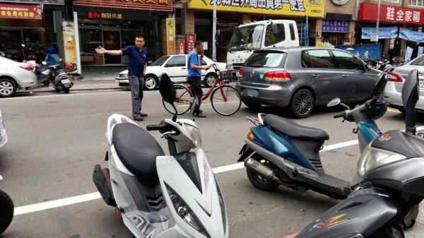 阿伯腳踏車前輪「親到」車屁股，駕駛堅持報警。（圖擷自臉書）