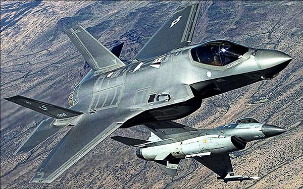 知名軍事記者爆料，美軍最新式的F-35戰機（圖中上方）與F-16戰機（圖中下圖）進行空中纏鬥，竟遭逢慘敗。（取自網路）