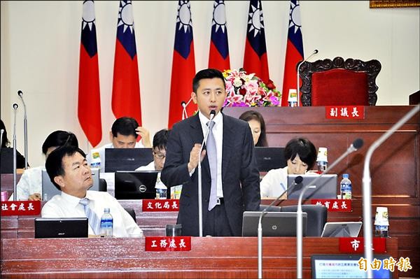 新竹市長林智堅（站立者）答詢時強調已報拆除的違建如又重建，就移送法辦。（記者傅潮標攝）