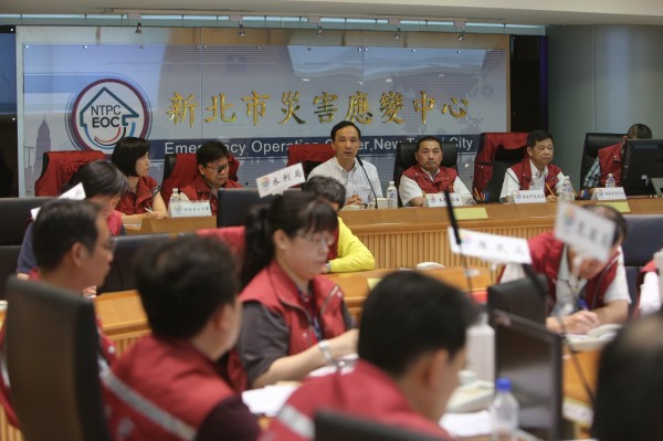 雖然是假日，新北市政府照例舉行八仙塵爆事件工作會議。（新北市政府提供）