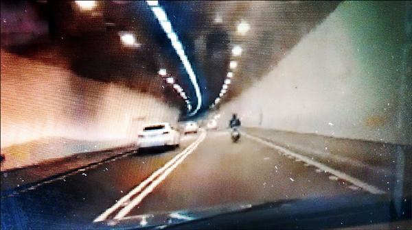 19歲李姓男大生昨天下午騎著100CC機車闖入雪隧。 （取自宜蘭知識臉書社團）