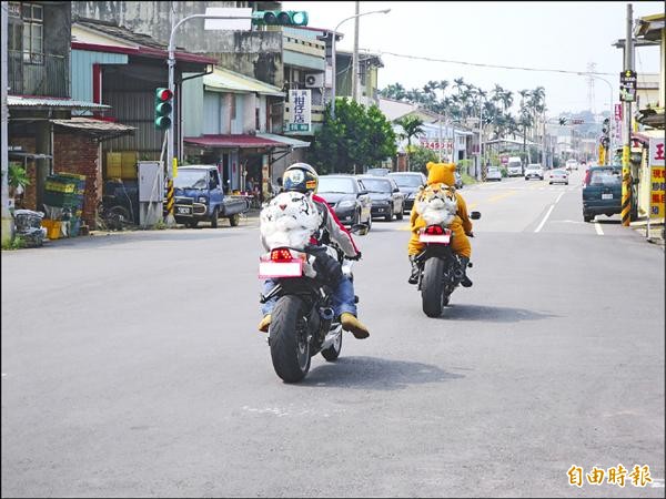 車友搞笑扮起老虎騎上重機，吸引路人注目。（記者劉濱銓攝）