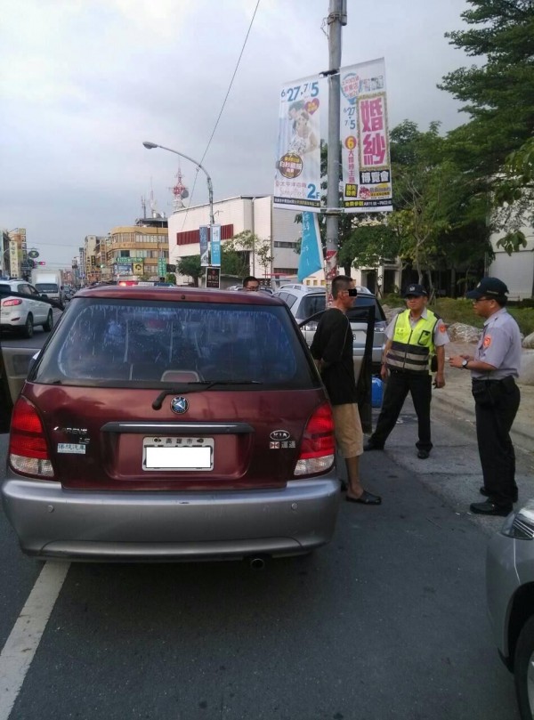 毒品通緝犯王耀輝開車遇警攔查，冒充他人還是被警方識破（記者葉永騫翻攝）