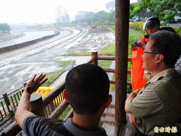 去年8月豪雨期間，後勁溪水位高漲淹沒護岸約2百公尺，施工團隊投入2千萬完成護岸版樁工程。
圖為高雄市副市長陳金德（右）視察情形。（記者黃旭磊攝）