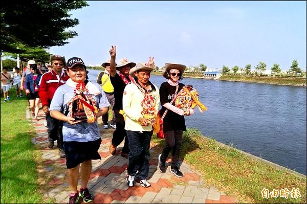 台江青春伴行，鄉親迎請飛虎將軍等神尊一起同行。（記者蔡文居攝）