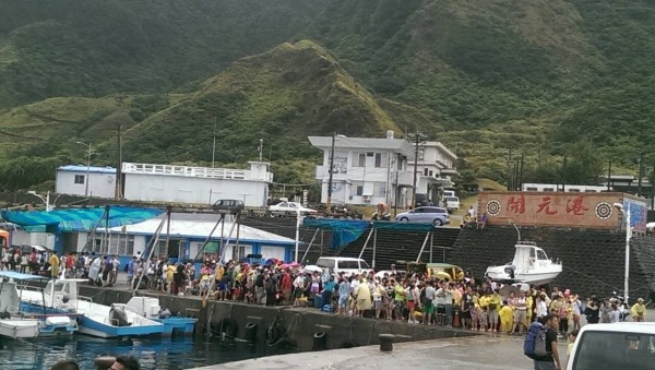 蘭嶼開元港今天一早就有許多遊客等待交通船，最後仍有遊客未能搭上。（讀者提供）