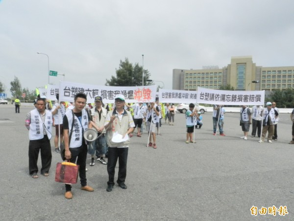 雲林縣濁水溪海口自救會今天下午到六輕門口快閃抗議。（記者鄭旭凱攝）