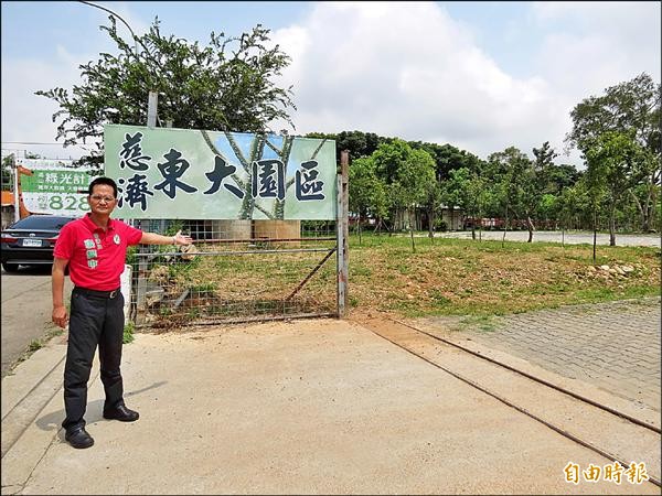 議員張耀中表示，慈濟東大園區一再展延建照取得時程，市府應撤銷用地變更，恢復為農業區。（記者張菁雅攝）