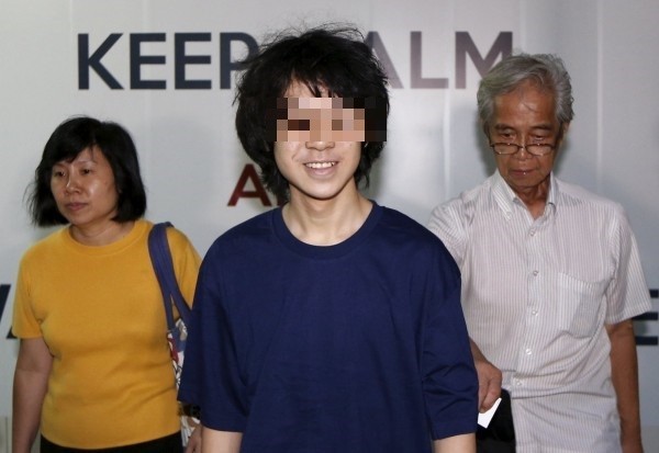 拍片批評前新加坡總理而遭當局關押的16歲少年余澎杉（Amos Yee）傳絕食多天導致血糖過低送院觀察。（Reuters） 