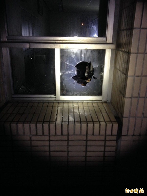  台北市政府南側1樓辦公室玻璃遭打破，疑遭縱火。（記者姚岳宏攝）