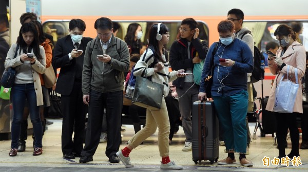 調查局毒品防制處科長劉崴表示，青少年經常透過LINE、臉書等通訊軟體進行毒品交易，但礙於LINE未列入通訊監察法管制，檢警無法有效監控，成為緝毒一大盲點。示意圖，與本新聞無關。（資料照，記者廖振輝攝）