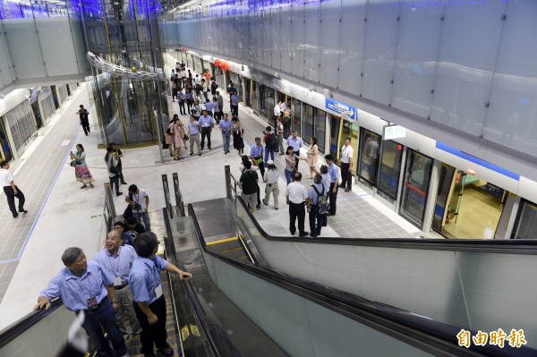 台北捷運首度推出手機APP「台北捷運Go」，今天下午3點上線，列車到站時間、出入口等資訊一覽無遺。圖為捷運頂埔站。（資料照，記者叢昌瑾攝）