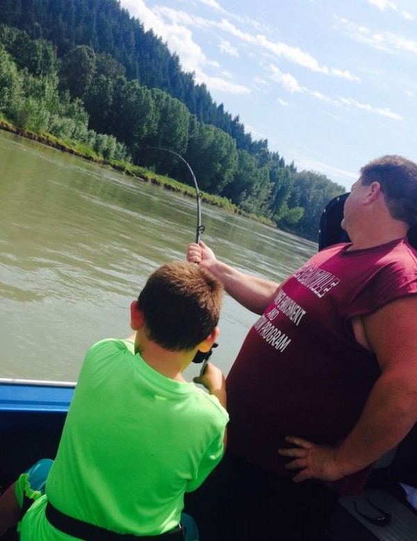 凱根與父親及嚮導一同乘船釣魚，當發現有魚上鉤時，發現拉扯力道極強。經過父親和嚮導的幫助，凱根花了1小時45分鐘跟巨大鱘魚纏鬥，最後成功地將鱘魚釣起。（圖擷取自鏡報）