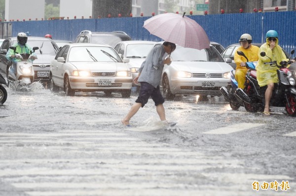 明日受颱風及其外圍環流影響，台灣東部、東南部及中南部地區有大雨或豪雨。（資料照，記者廖耀東）