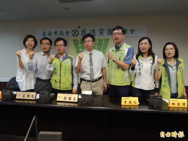 南市議會民進黨團召開記者會並發表聲明，強調改以書面質詢，以凸顯李全教缺乏正當性與適法性。（記者蔡文居攝）