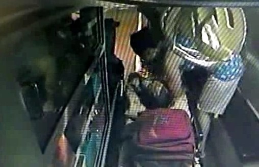 焦急的蔡母親手用毛巾包裹女童，再將女童抱上救護車送醫急救。（記者鄭鴻達翻攝）