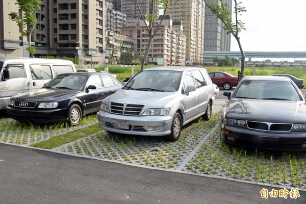 板橋江翠公五公園旁停車場，遭無牌車停放占用。（記者陳韋宗攝）