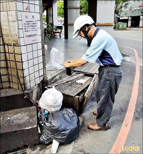 對於亂丟垃圾，且未進行垃圾分類者，苗栗市公所清潔隊員加強「破袋稽查」、拍照蒐證，依法告罰。（記者張勳騰攝）