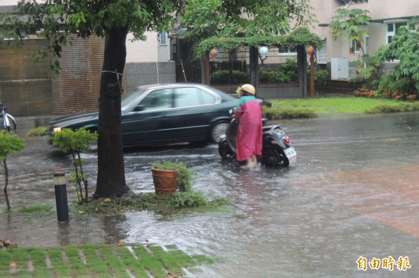 台東市早上突然強降雨，部分低窪路面積水。（記者張存薇攝）