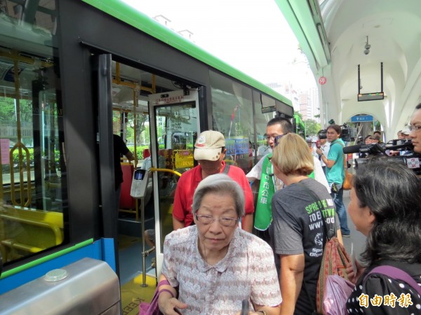 優化公車專用道及幹線公車上路今天上路，不少民眾反映候車時間增加。（記者張菁雅攝）