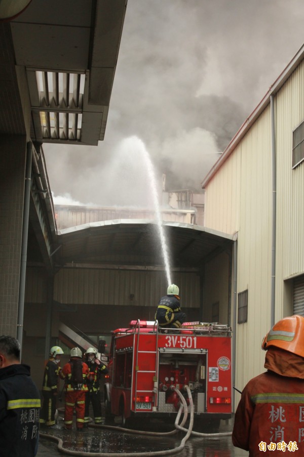 金利精密工業股份有限公司平鎮廠發生火警，消防隊員緊急灌救。（記者周敏鴻攝）