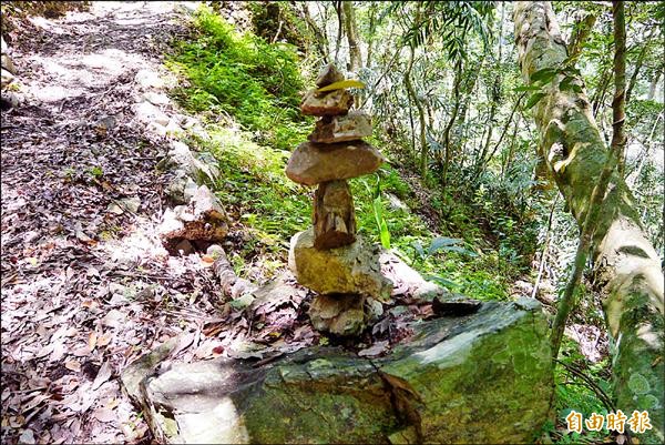 步道邊的石頭堆具有「地標」功能。（記者王峻祺攝）