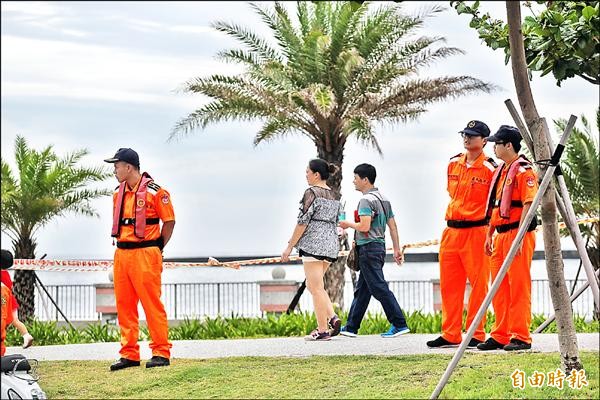 海上颱風警報未解除前，海巡署弟兄仍堅守崗位，不讓民眾靠近海邊。（記者張忠義攝）