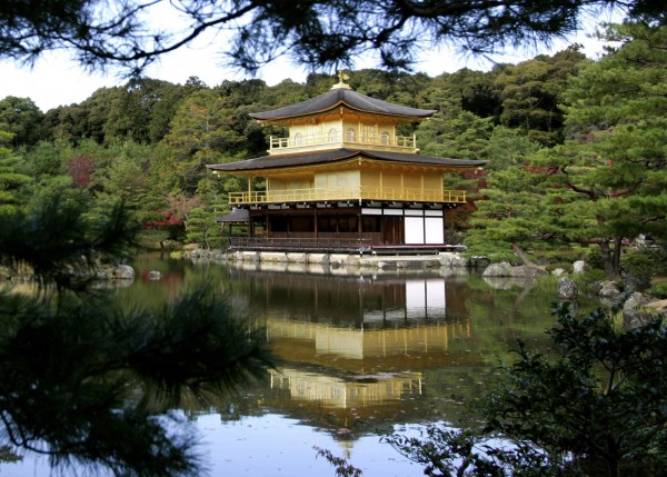 日本京都獲選2015年度全球10大最佳旅遊城市冠軍，連續2年奪冠。圖為金閣寺資料照。（路透）