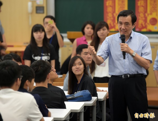 馬英九出席台大政治領袖營，一名學生提問相當麻辣，問馬被稱作是「中國製造、香港生產、台灣加工」有何看法。（記者王敏為攝）