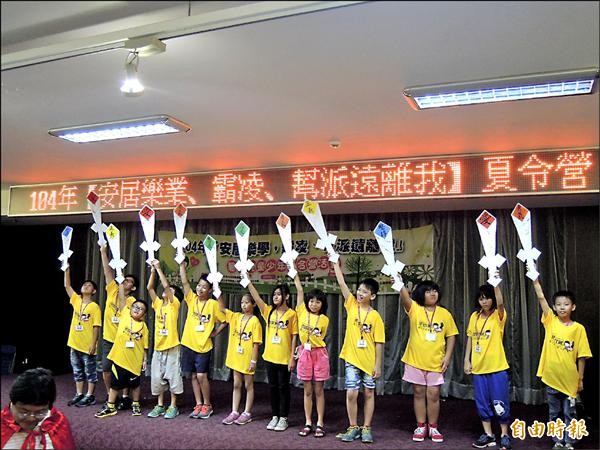 小朋友手執「能量劍」，學會用勇氣與正義去面對霸凌。（記者顏宏駿攝）