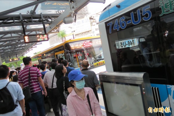 優化公車第2天上路，台中火車站上下車仍混亂（記者蘇金鳳攝）