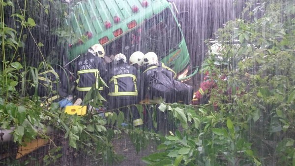 警消救援時，現場有如天降大雨。（記者吳政峰翻攝）