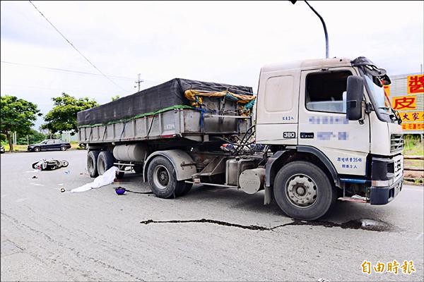 懷胎5月的尤女卡在砂石車車輪下，當場死亡。（記者游太郎攝）