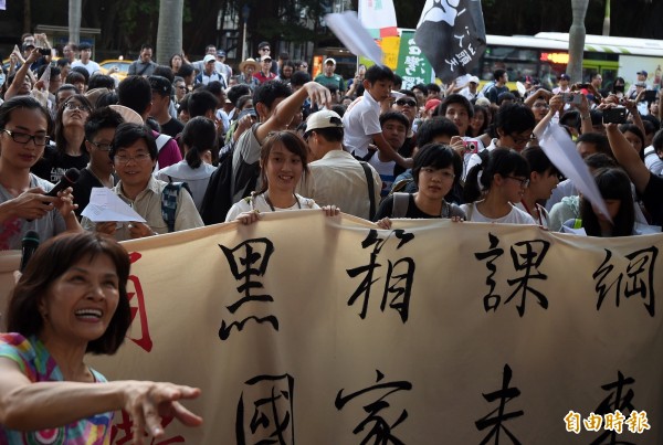 北區反黑箱課綱高校聯盟5日至教育部，射紙飛機抗議教育部強行推動微調課綱。鍾年晃相當支持。（資料照，記者簡榮豐攝）