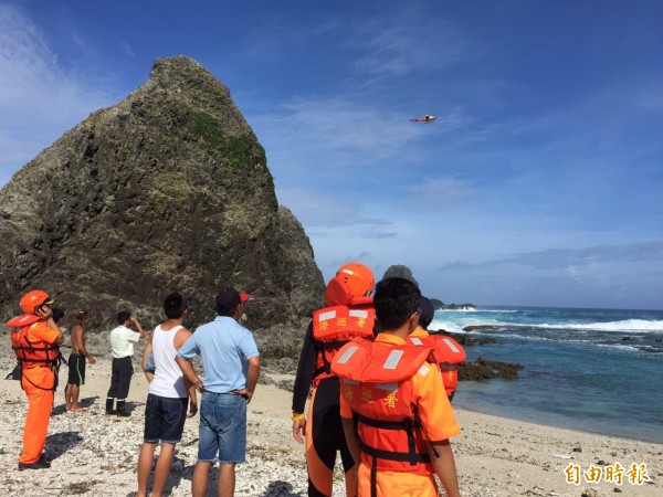 綠島柚子湖傳落海意外，搜救人員陸海空總動員。（記者陳賢義翻攝）